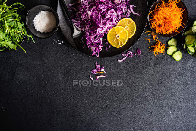 Col roja, cohete, zanahoria y pepino con sal y limón - foto de stock