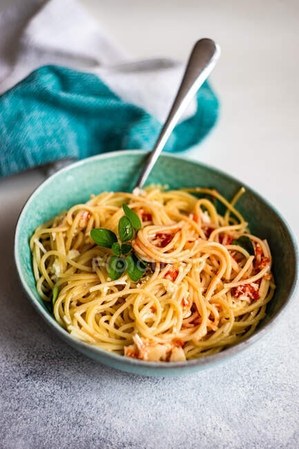 Spaghetti con salsa di pomodoro e formaggio — Foto stock
