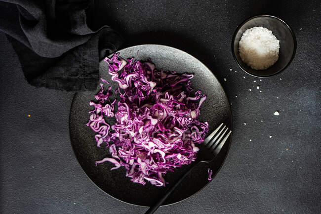 Teller mit in Scheiben geschnittenem rohen Rotkohl — Stockfoto