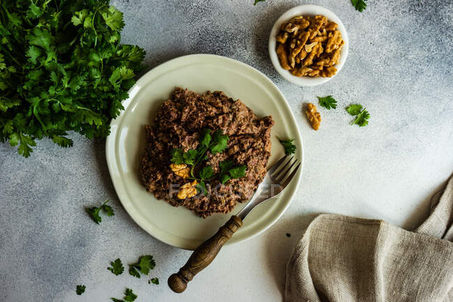 Traditionelles georgisches Lobio-Bohnengericht mit Walnüssen und Koriander — Stockfoto