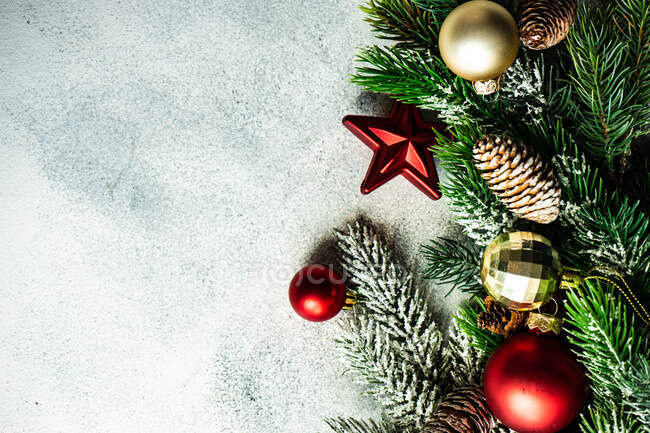 Ramos de abeto de Natal com pinhas e ornamentos — Fotografia de Stock