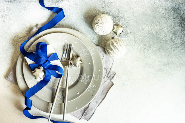 Scatola regalo avvolto legato con un nastro blu e palline di Natale — Foto stock
