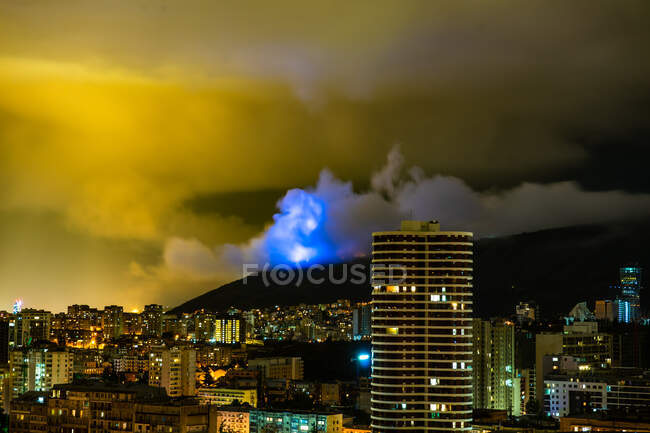 Gewitterwolken über der Stadt in der Nacht, Tiflis, Georgien — Stockfoto