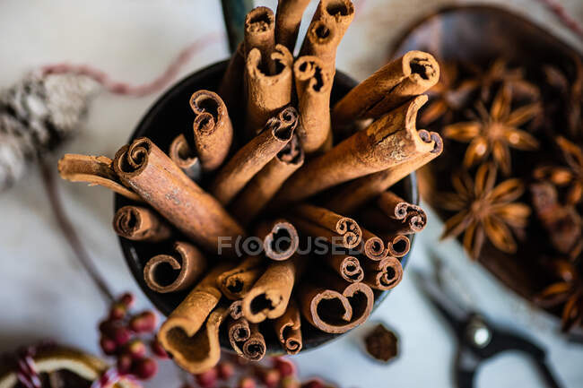 Overhead view of cups of mulled wine with cinnamon and orange on a chopping board — Stock Photo