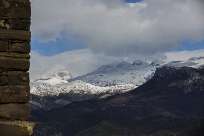 Paisaje de montaña en invierno, Parque Nacional de Ordesa y Monte Perdido, Huesca, Aragón, España - foto de stock