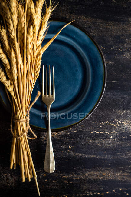 Mazzo di grano su un luogo del Ringraziamento impostazione — Foto stock