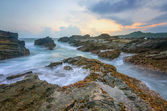 Playa Sawarna al amanecer, Java Occidental, Indonesia - foto de stock