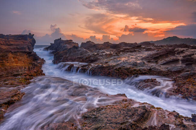 Longa exposição tiro de praia de Sawarna ao pôr do sol, Java Ocidental, Indonésia — Fotografia de Stock