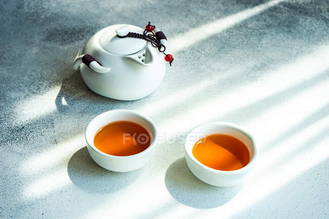 Two cups of tea and a teapot on a table — Stock Photo