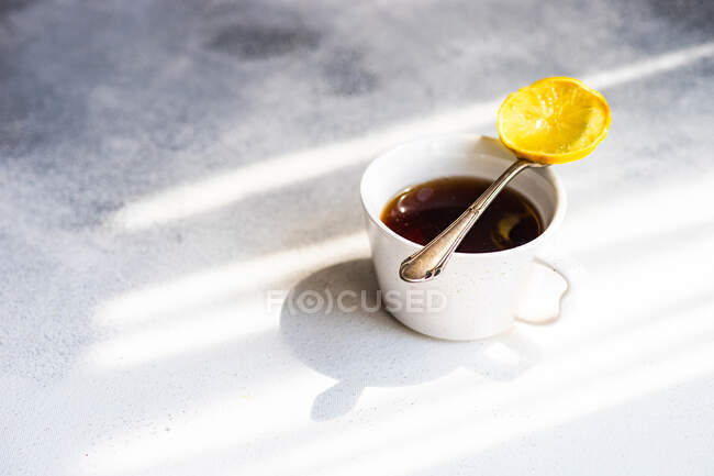 Taza de té con una rebanada de limón - foto de stock