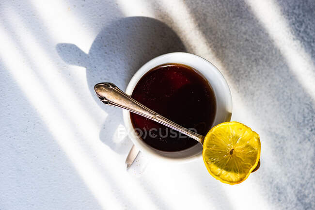 Taza de té con una rebanada de limón - foto de stock