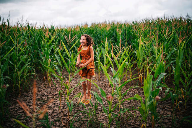 Fille debout dans un champ de maïs, États-Unis — Photo de stock