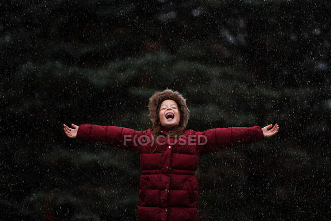 Glückliches Mädchen steht draußen im Schnee, USA — Stockfoto