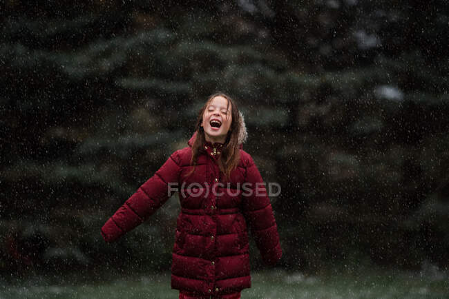 Happy girl debout à l'extérieur dans la neige, États-Unis — Photo de stock