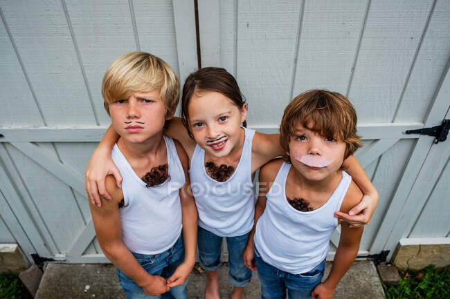 Três crianças vestidas de mosqueteiros, EUA — Fotografia de Stock