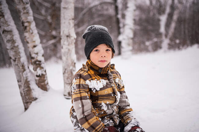 Retrato de un niño en un bosque invernal, Wisconsin, EE.UU. - foto de stock