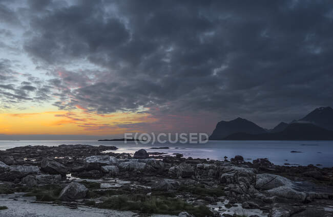 Lille Sandnes ao pôr do sol, Flakstad, Lofoten, Nordland, Noruega — Fotografia de Stock