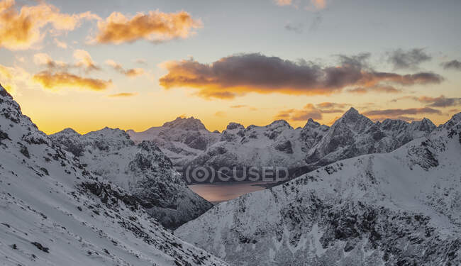 Schneebedeckte Berge, Flakstad, Nordland, Norwegen — Stockfoto