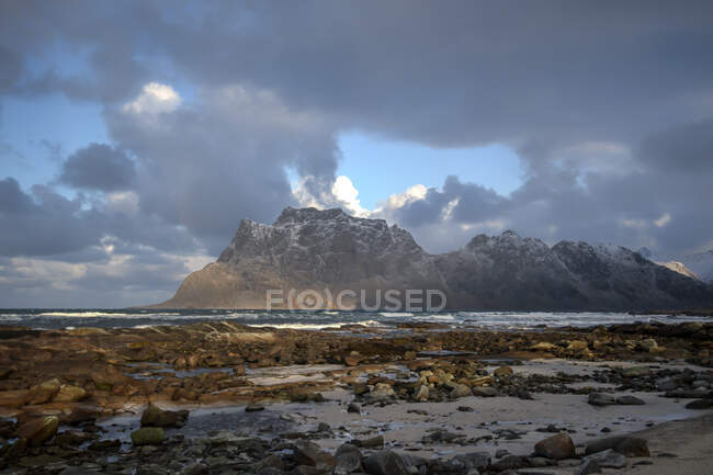La playa de Utakleiv en Vestvagoy, Lofoten, Nordland, Noruega - foto de stock
