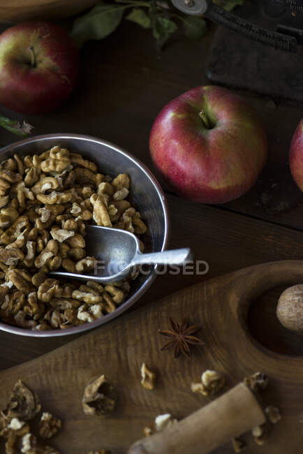 Bowl of walnuts and apples — Stock Photo