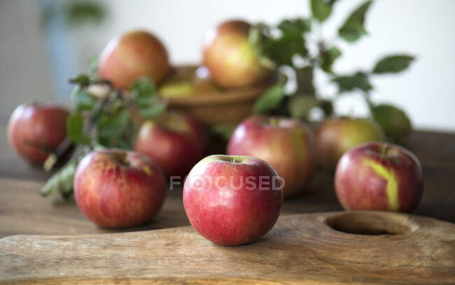 Manzanas sobre una mesa de madera - foto de stock