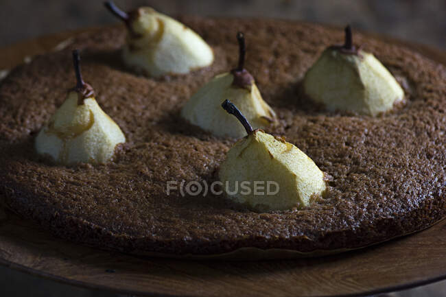 Nahaufnahme eines Schokoladenkuchens mit Birnen — Stockfoto