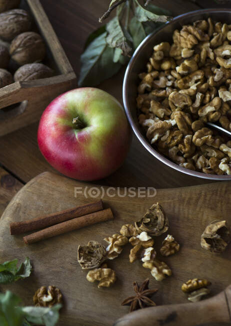 Tigela de nozes e maçãs — Fotografia de Stock