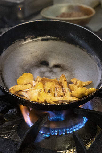 Грибы, приготовленные в масле на сковородке — стоковое фото