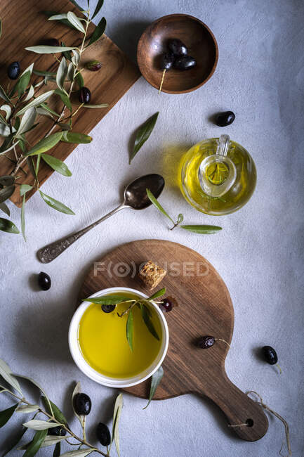 Azeitonas frescas e azeite — Fotografia de Stock