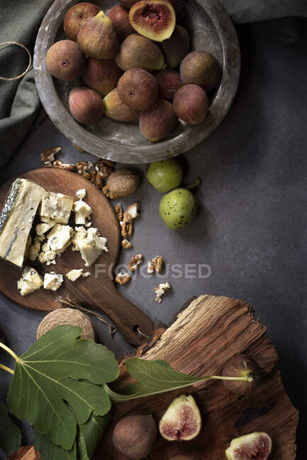 Figs, walnuts and blue cheese arrangement — Stock Photo