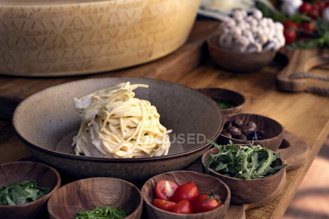 Spaghetti mit Padano-Grana-Käsesauce — Stockfoto