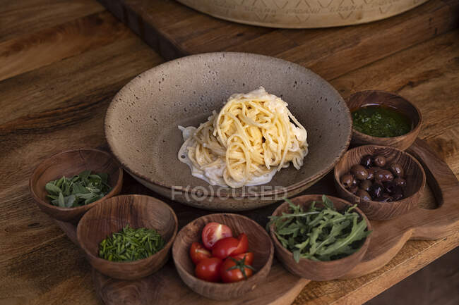 Espaguetis con salsa de queso padano grana - foto de stock