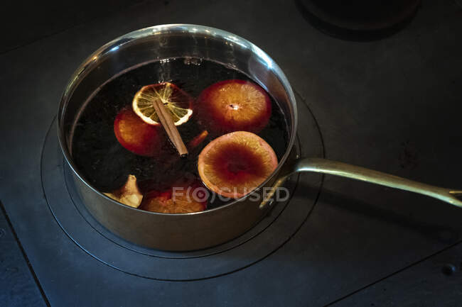 Vin chaud dans une casserole — Photo de stock