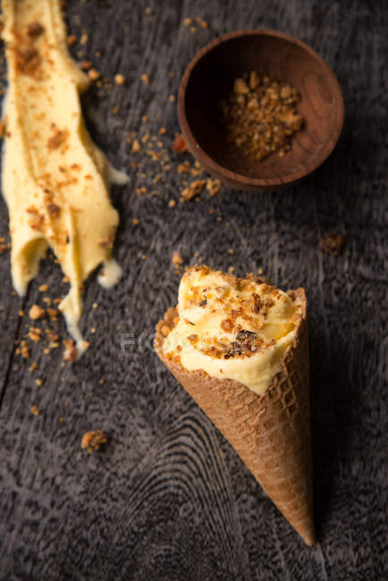 Карамельное мороженое с орехами на столе — стоковое фото