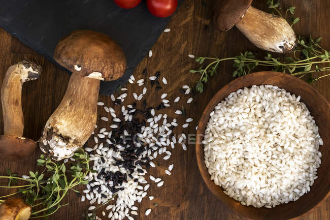 Riso, funghi selvatici e ingredienti di timo per un risotto — Foto stock