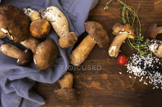 Rice, wild mushrooms and thyme ingredients for a risotto — Stock Photo