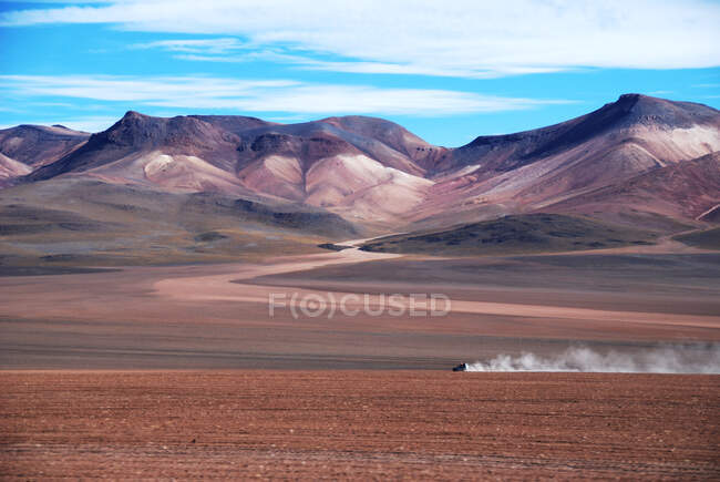 Jeep dirigindo pelo deserto do Atacama perto de Arica, Chile — Fotografia de Stock