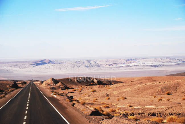 Estrada reta através do deserto do Atacama perto de Arica, Chile — Fotografia de Stock