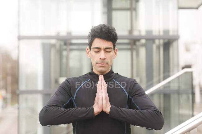 Porträt eines Mannes, der draußen Yoga macht, Deutschland — Stockfoto