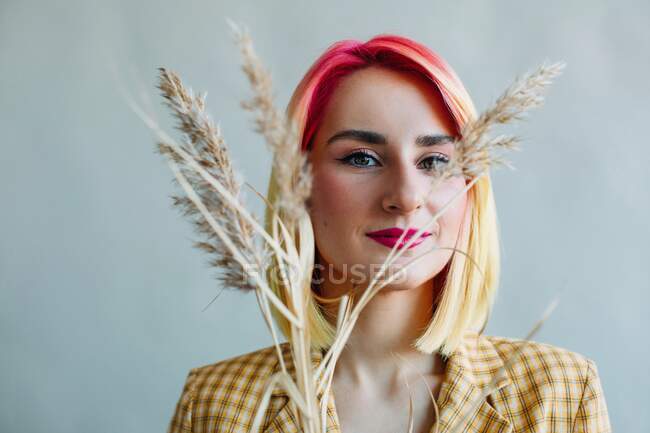Retrato de uma garota legal com cabelo tingido vestindo um terno — Fotografia de Stock