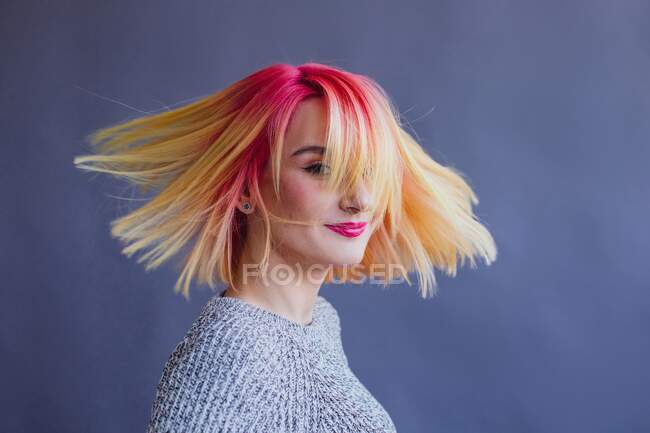 Porträt einer Frau mit gefärbten Haaren, die sich dreht — Stockfoto