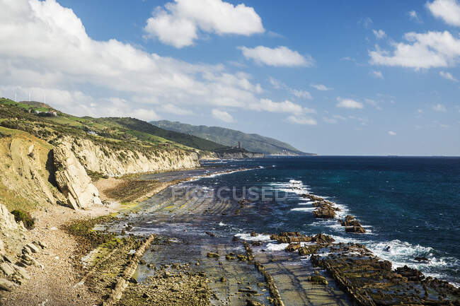 Береговая линия Мбаппе рядом с башней Гвадальмеси, Офа, Кадис, Андалусия, Испания — стоковое фото