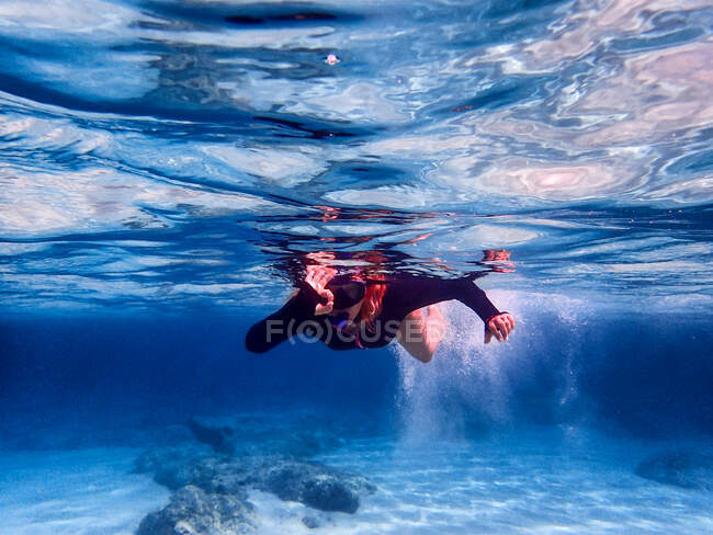 Donna che fa snorkeling in mare facendo un segno ok, Grecia — Foto stock