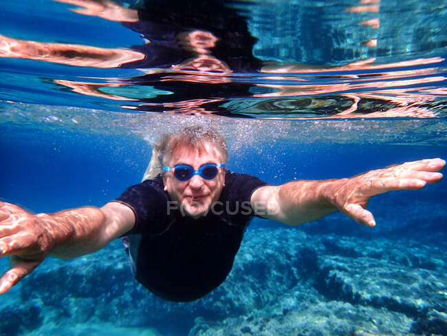 Man swimming underwater, in the sea, Greece — Stock Photo