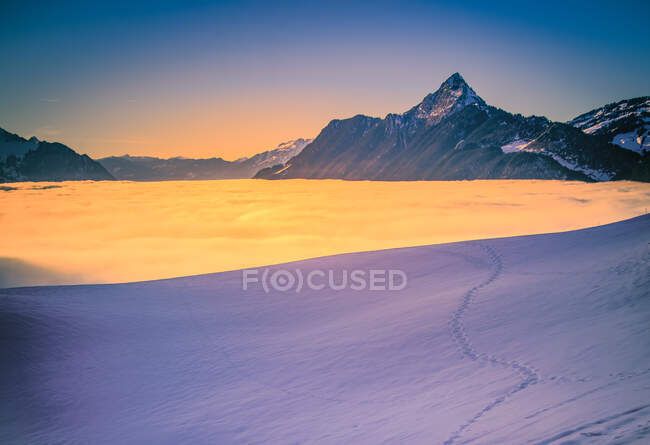 Tapis nuage dans un paysage de montagne, Suisse — Photo de stock