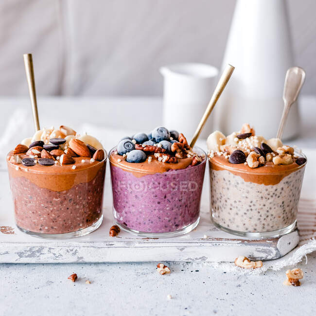 Chocolate, blueberry and vanilla oatmeal cups with peanut butter, fruit and nuts — Stock Photo