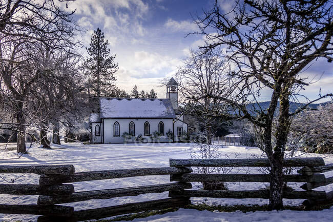 Église locale dans la neige, Colombie-Britannique, Canada — Photo de stock