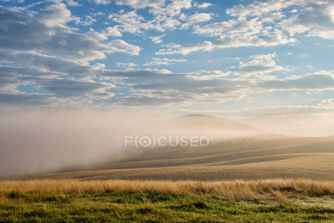 Brouillard sur un paysage montagneux rural, Serbie — Photo de stock