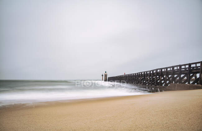 Довготривалі зйомки маяка на пляжі Капбретон, Ландес, Нувельє-Аквітанія, Франція — стокове фото