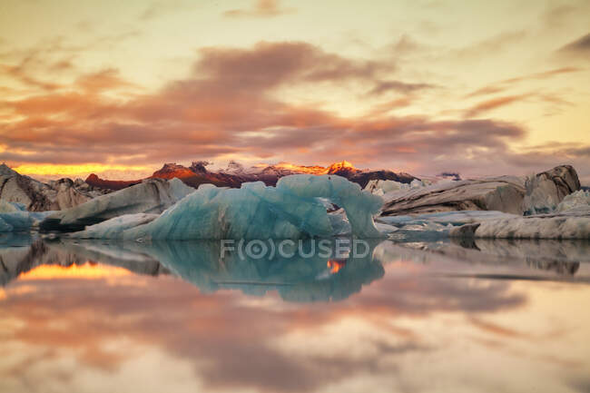 Icebergs flotando en la laguna de Jokulsarlon, Parque Nacional Glaciar Vatnajokull, Islandia - foto de stock